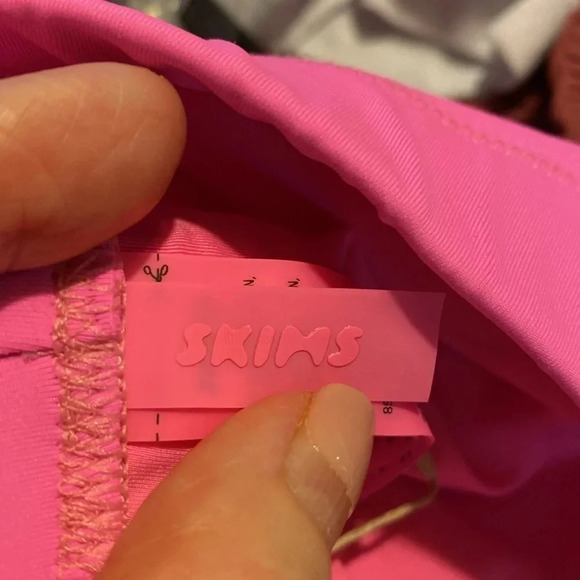 SKIMS Recycled Swim Mid Waist Short Limited Edition - Taffy 3X - Picture 9 of 9